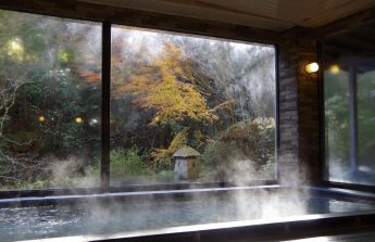 湯河原温泉かけ流しの開放的な大浴場